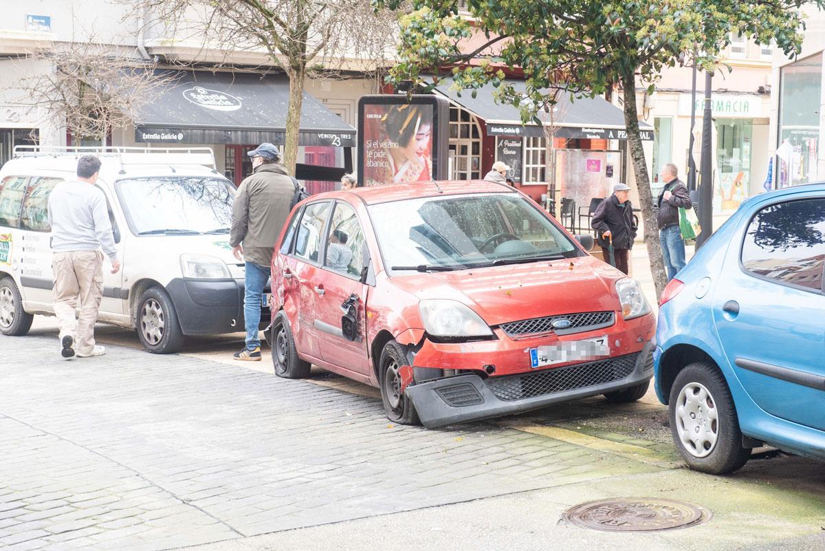 Vehículos dañados por un conductor que dio positivo en alcoholemia tras circular por Os Mallos bajo los efectos del alcohol.