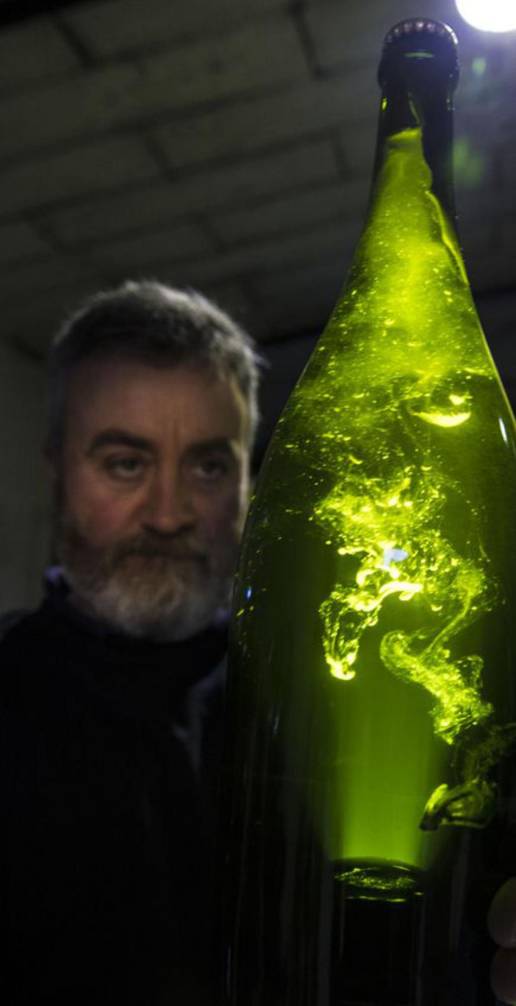 Fran Ordóñez, con una botella de sidra na que se ve&#039;l lleldu.