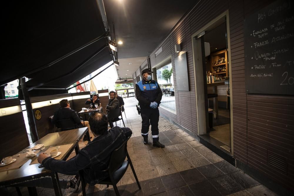 Agentes de la Policía Local de Oviedo controlan terrazas