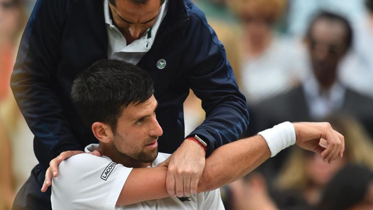 Novak Djokovic lleva año y medio lidiando con su codo derecho