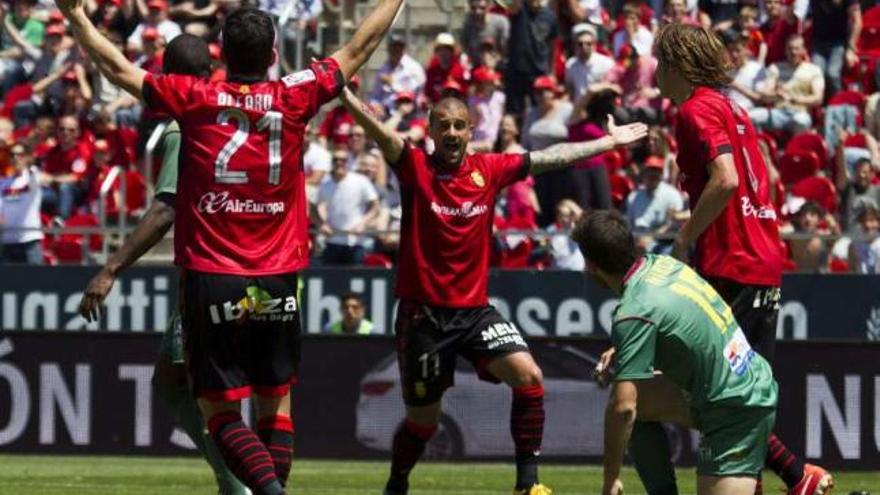 Los jugadores del Mallorca, desesperados, protestan un gol anulado. // Montserrat T. Díez