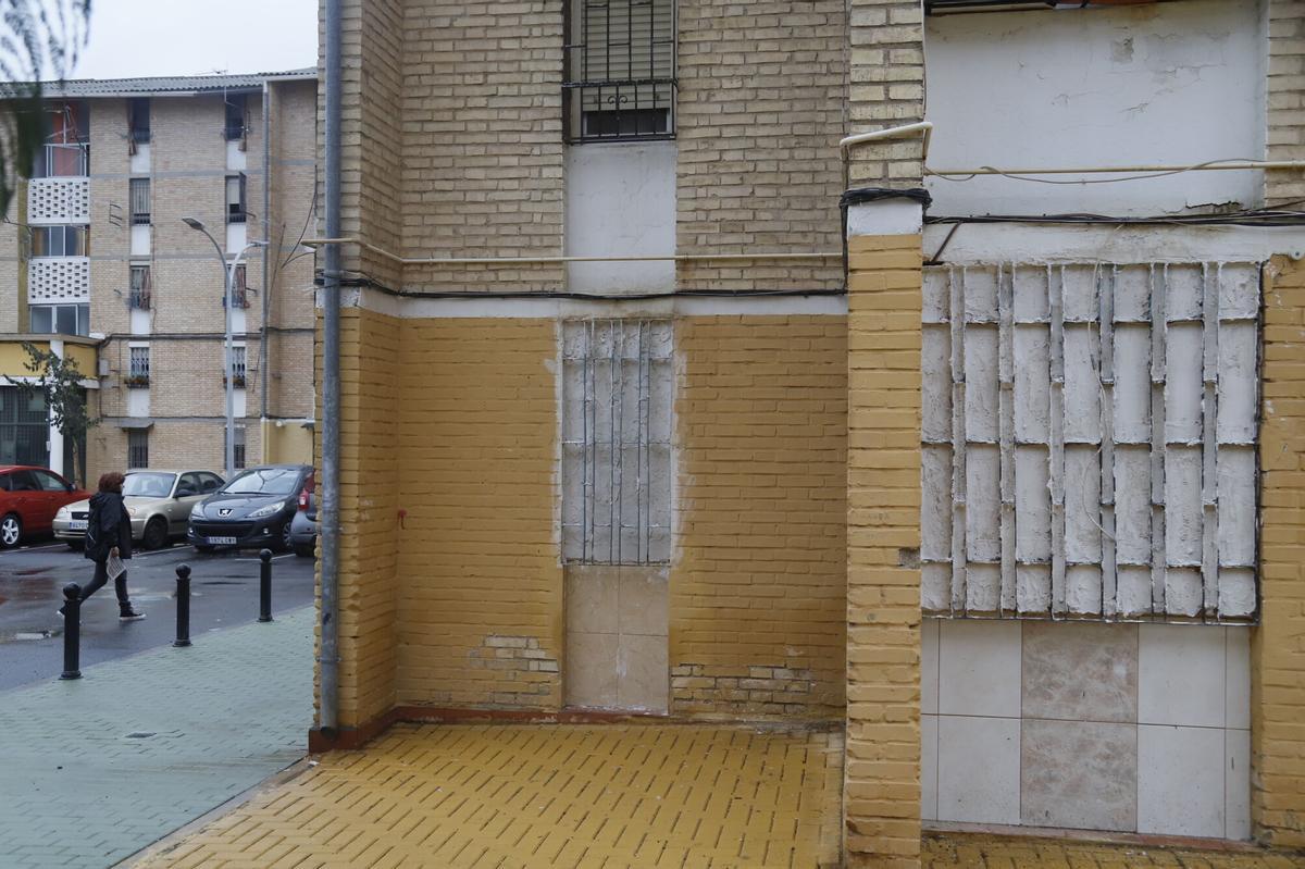 Una vivienda con las ventanas tapiadas para evitar que sea ocupada en el barrio del Sector Sur.