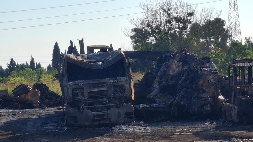 Chatarra calcinada: ya no hay llama ni humo en el incendio del desguace en El Verger