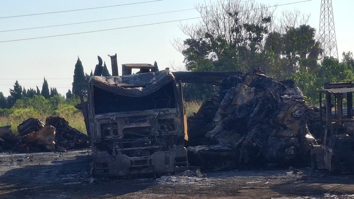 ya no hay llama ni humo en el incendio del desguace en El Verger