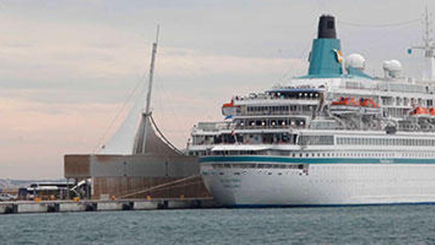 Un crucero en el Puerto de Alicante, en imagen de archivo