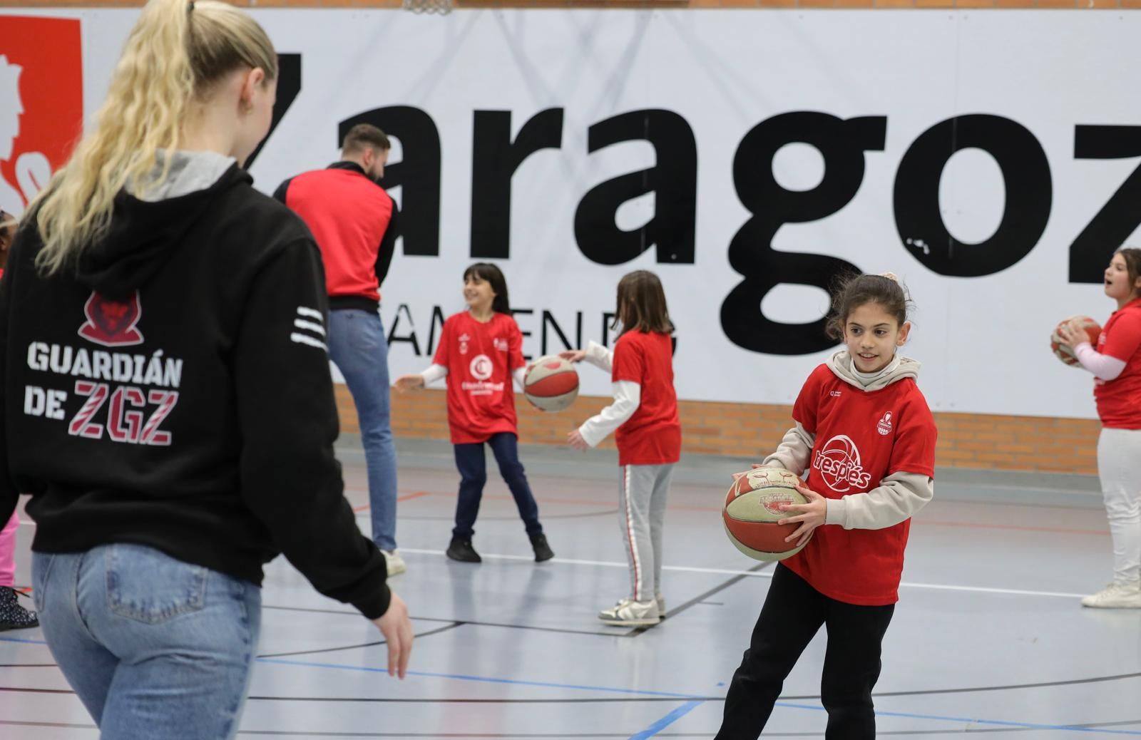 En imágenes | Visita del Casademont Zaragoza al Colegio Tenerías