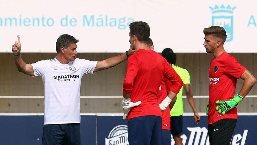 Míchel González, entrenador del Málaga, en plena charla con sus porteros.