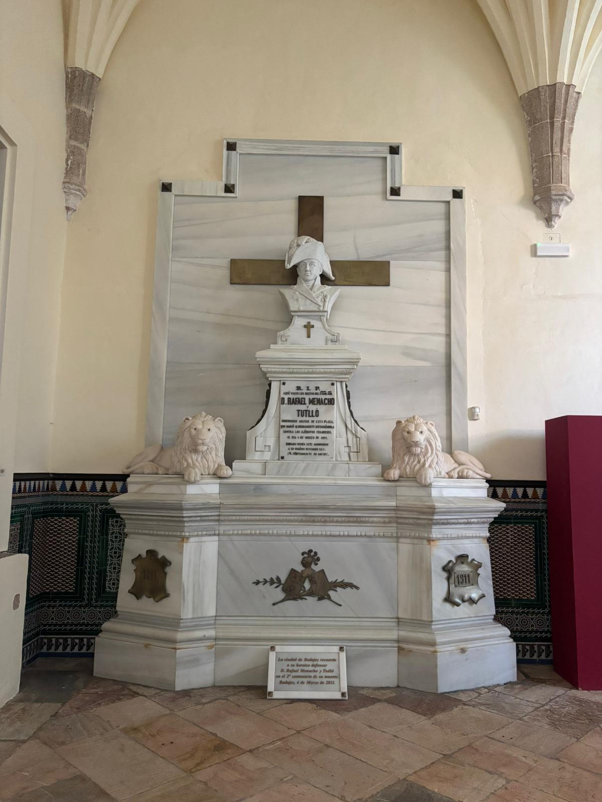 Tumba en la que descansan los restos del general Rafael Menacho en el claustro de la Catedral de Badajoz.