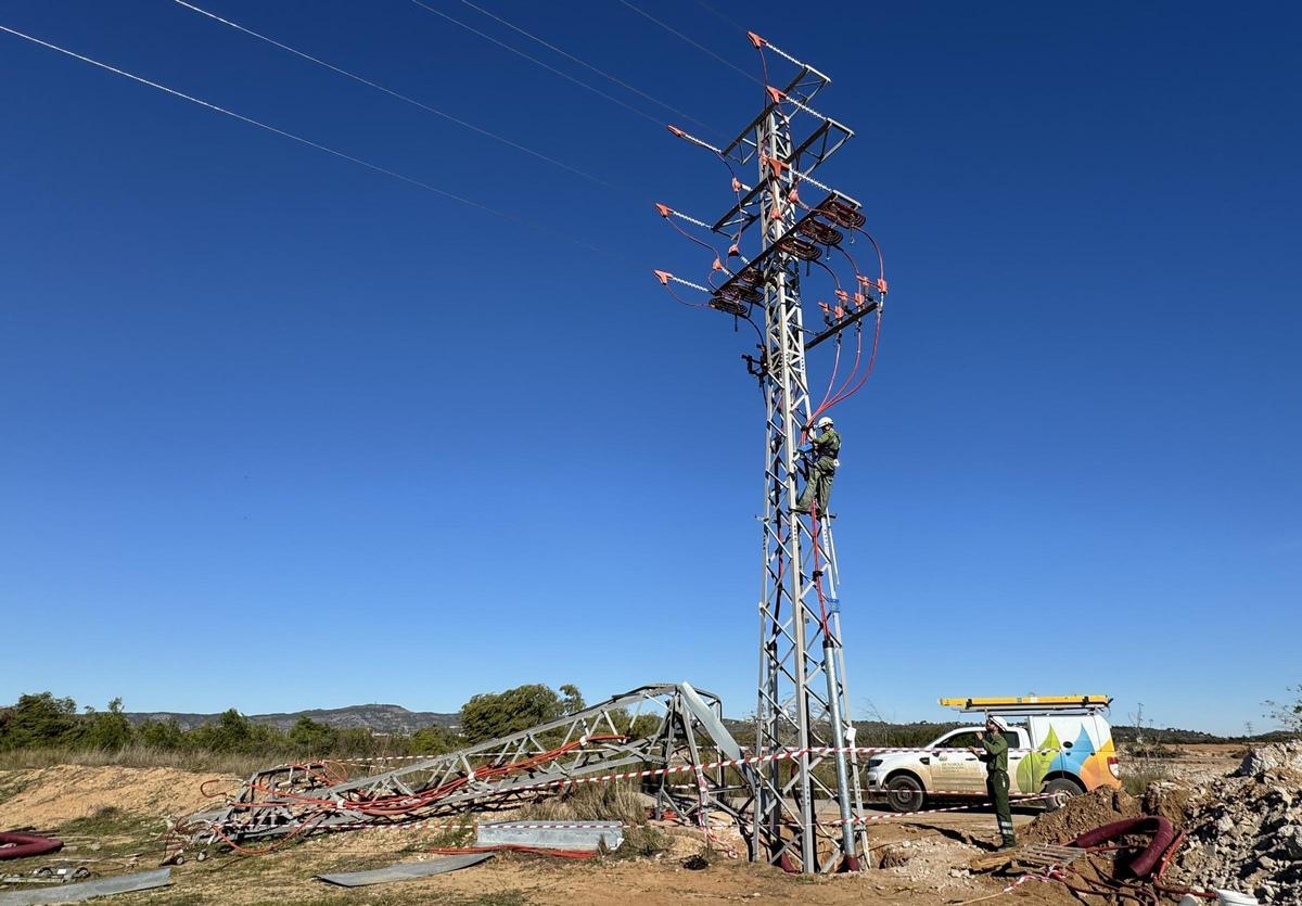 Archivo - Poste de la red eléctrica