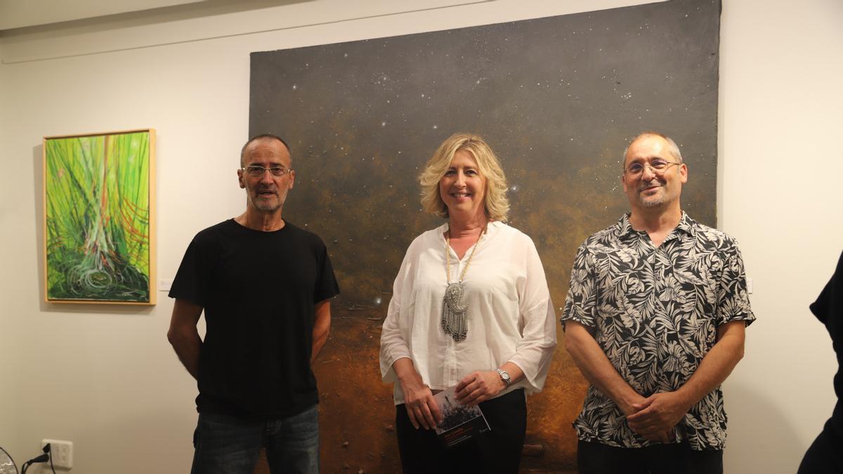 D'esquerra a dreta, l'artista Joan Comella, l'alcaldessa de Roses Sílvia Ripoll i el comissari, l'historiador de l'art Toni Martínez, el dia de la inauguració.