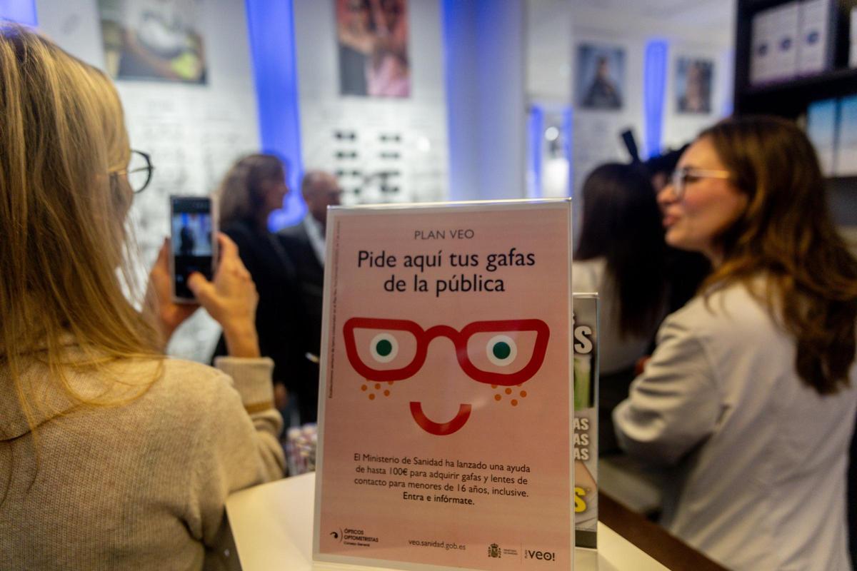 Un momento de la presentación de la campaña de ayudas a lentillas, este martes.