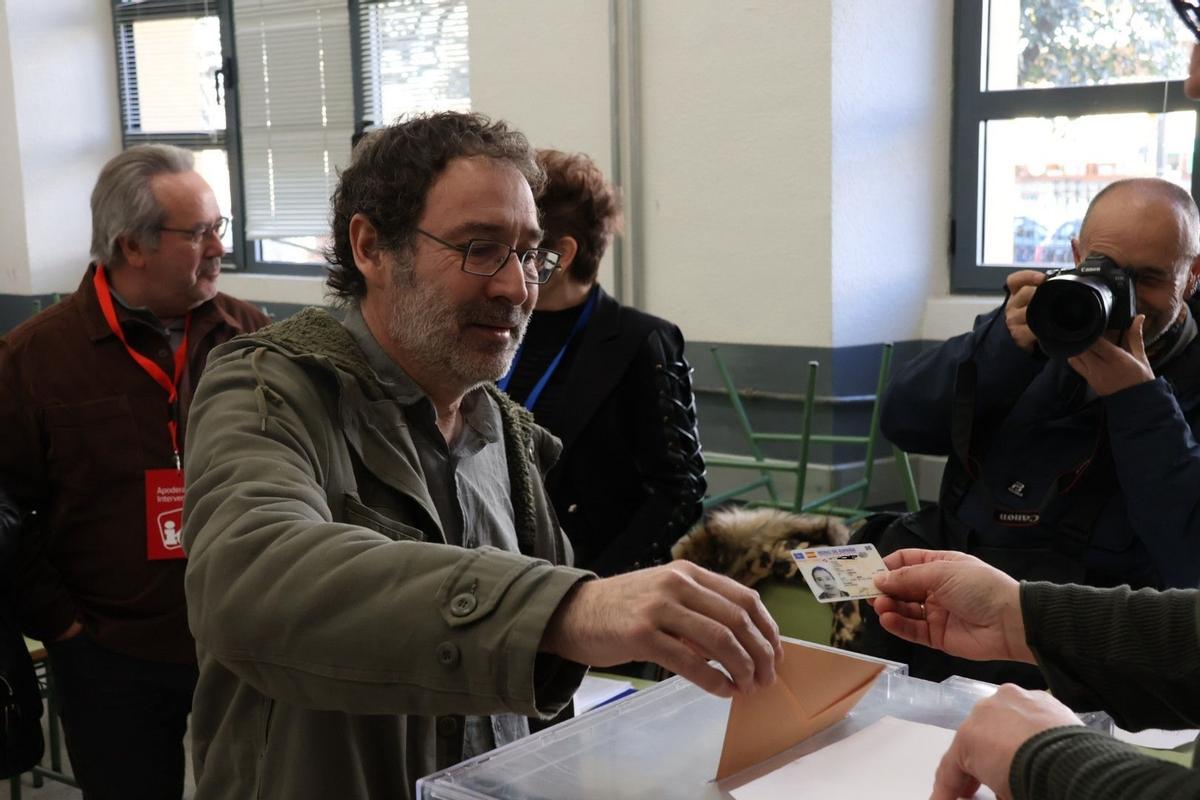 Miguel Ángel Viñas, en el momento de votar, con el alcalde, Francisco Guarido al fondo.