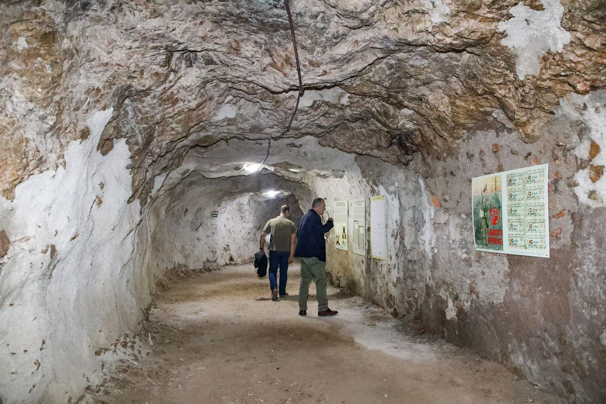 Las obras de los antiguos juzgados de Orihuela descubren la entrada al refugio antiaéreo de Santa Justa