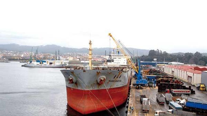 Un barco de cereal atracado en el muelle de Comboa, en el puerto de Vilagarcía.