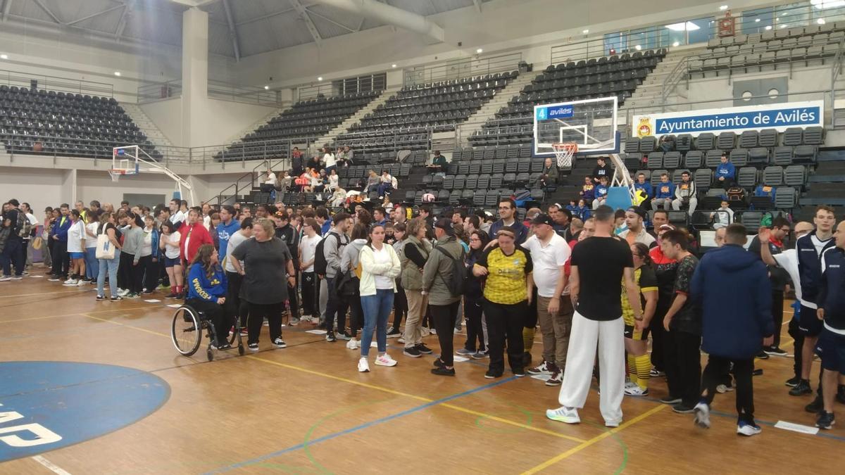 Participantes en la jornada de baloncesto adaptado en el complejo deportivo del Quirinal.