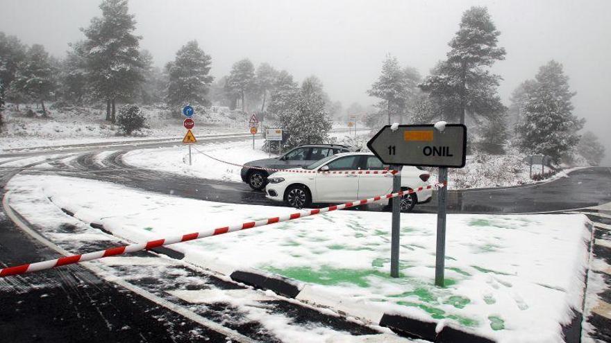 Dos carreteras cortadas y más de 20 vías con la obligación de usar cadenas, la mayoría en Teruel