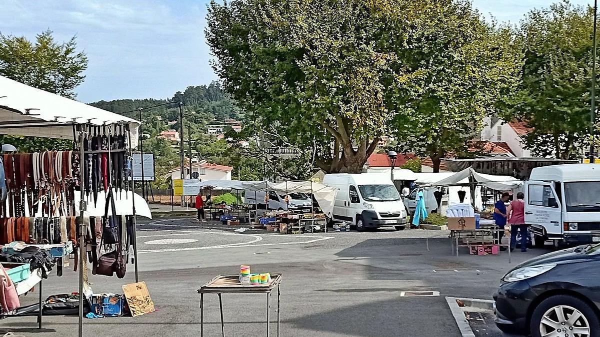 Feria tradicional en la Praza da Rabadeira en Oleiros | L.O.