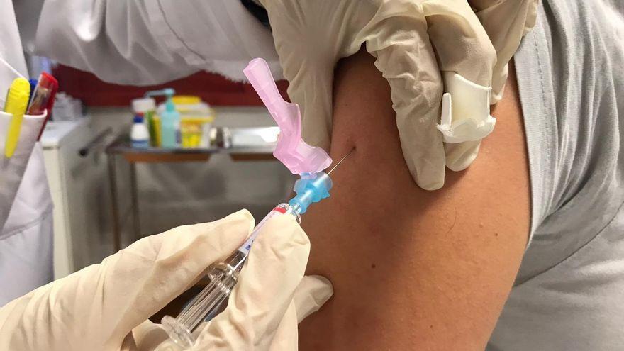 Un sanitario administra una dosis de la vacuna contra el coronavirus