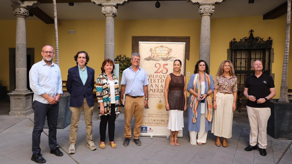 Desde la izquierda, Francisco Bravo de Laguna, Santiago de Luxán, Josefina Domínguez, Germán Santana, Guacimara Medina, Elena Acosta, Alicia Bolaños y Fernando Bruquetas durante la presentación del Coloquio.