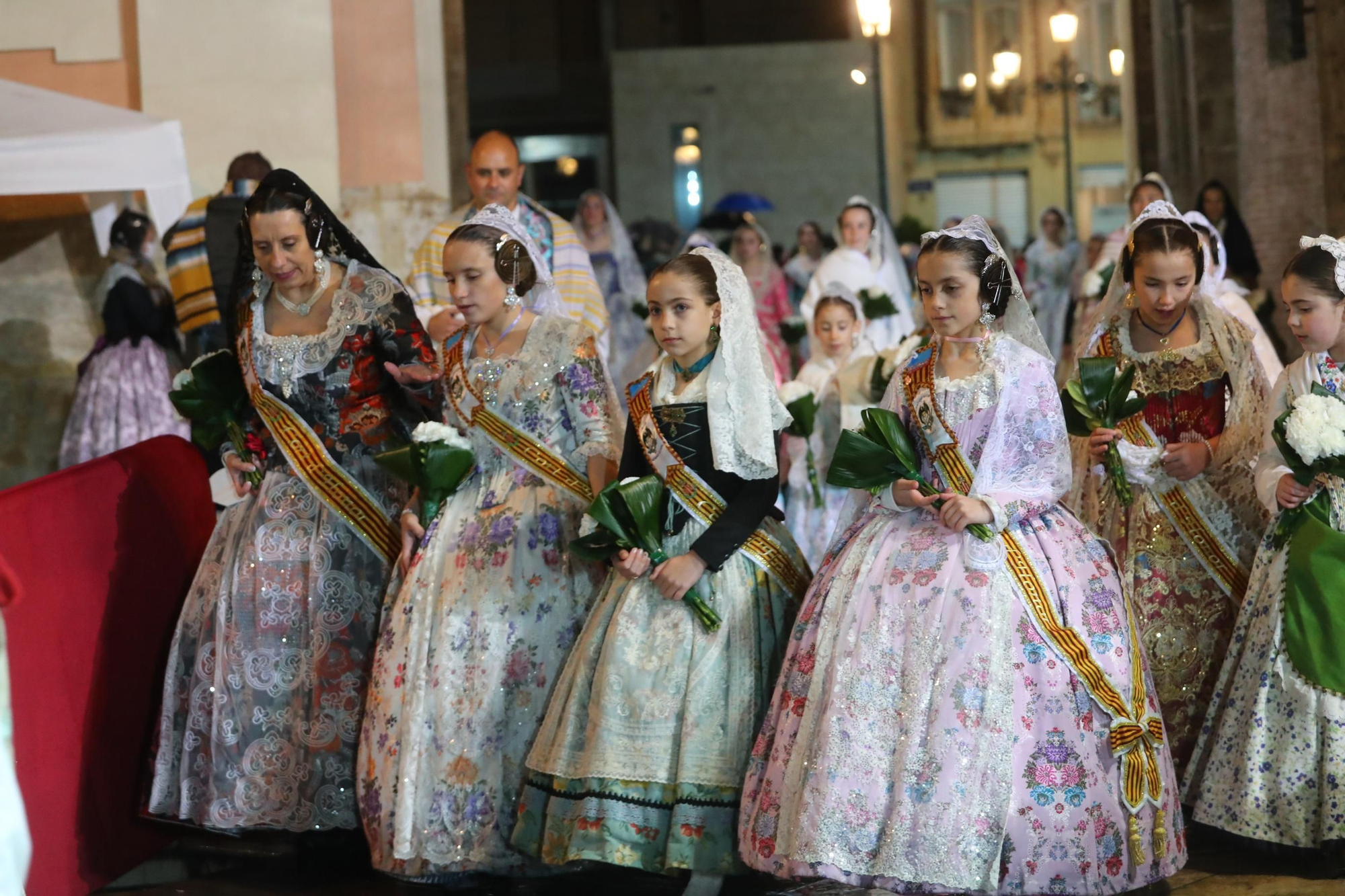Búscate en el primer día de ofrenda por la calle de la Paz (entre las 20:00 a las 21:00 horas)