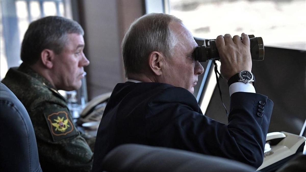 Putin observa con unos prismáticos el desarrollo de las maniobras militares en Tsugol.
