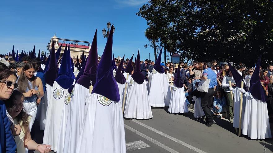 Vídeo | Fila de tres nazarenos en algunos tramos de La Estrella a su paso por San jacinto