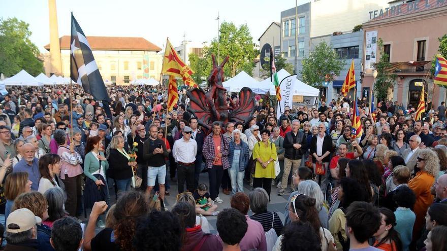 Centenars de persones defensen el català a Igualada a la manifestació de Sant Jordi per la Llengua