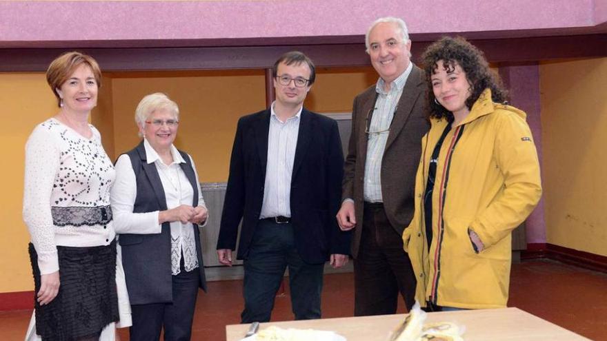 Luisa Fernández, Marigel Álvarez, Ricardo Montoto (coordinador del Club en la comarca del Caudal), Pepe Sariego y Lorena Veiga, ayer, en La Foz de Morcín.