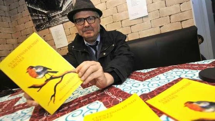 Maxi Areñes, con su libro.