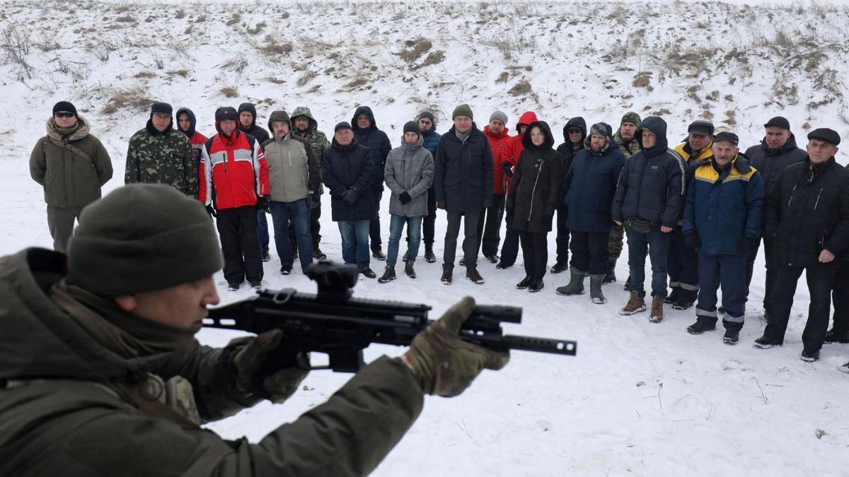 Un grup de civils assisteixen a una sessió d’entrenament militar a la ciutat ucraïnesa de Lviv. | REUTERS