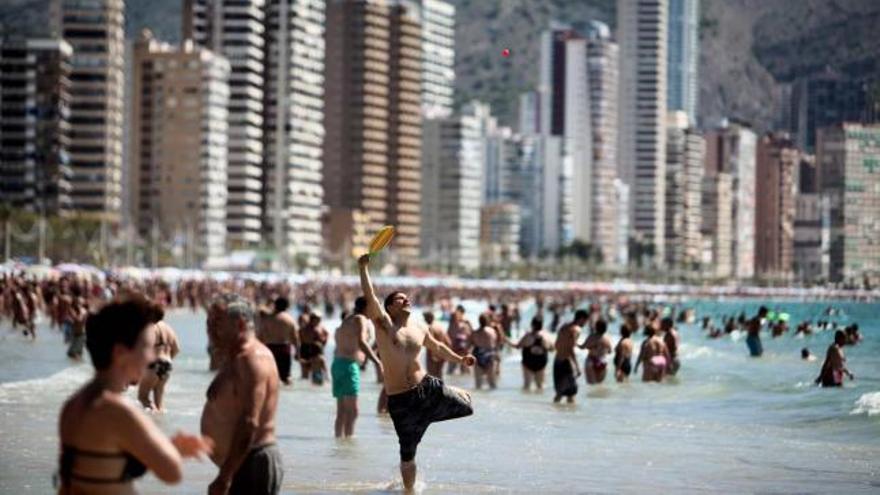 Turistas en la playa de Levante de Benidorm en una imagen de archivo de este verano.