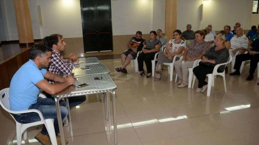 Reunión celebrada ayer en la Comunidad de Montes de San Xoán. // Noé Parga