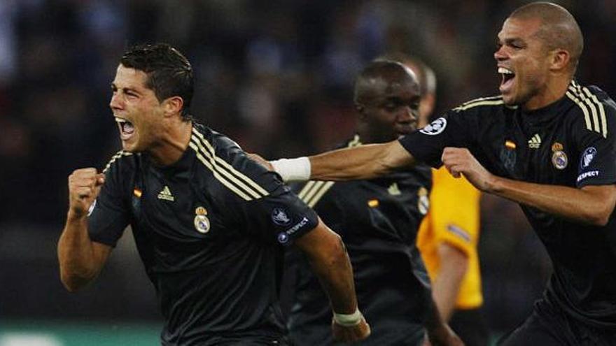 Cristiano Ronaldo celebra el primer gol del Madrid, con su compatriota Pepe