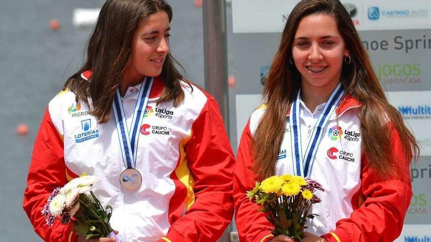 María Pérez (izquierda) y Antía Jácome (derecha), en el podio con la medalla de plata. // FdV