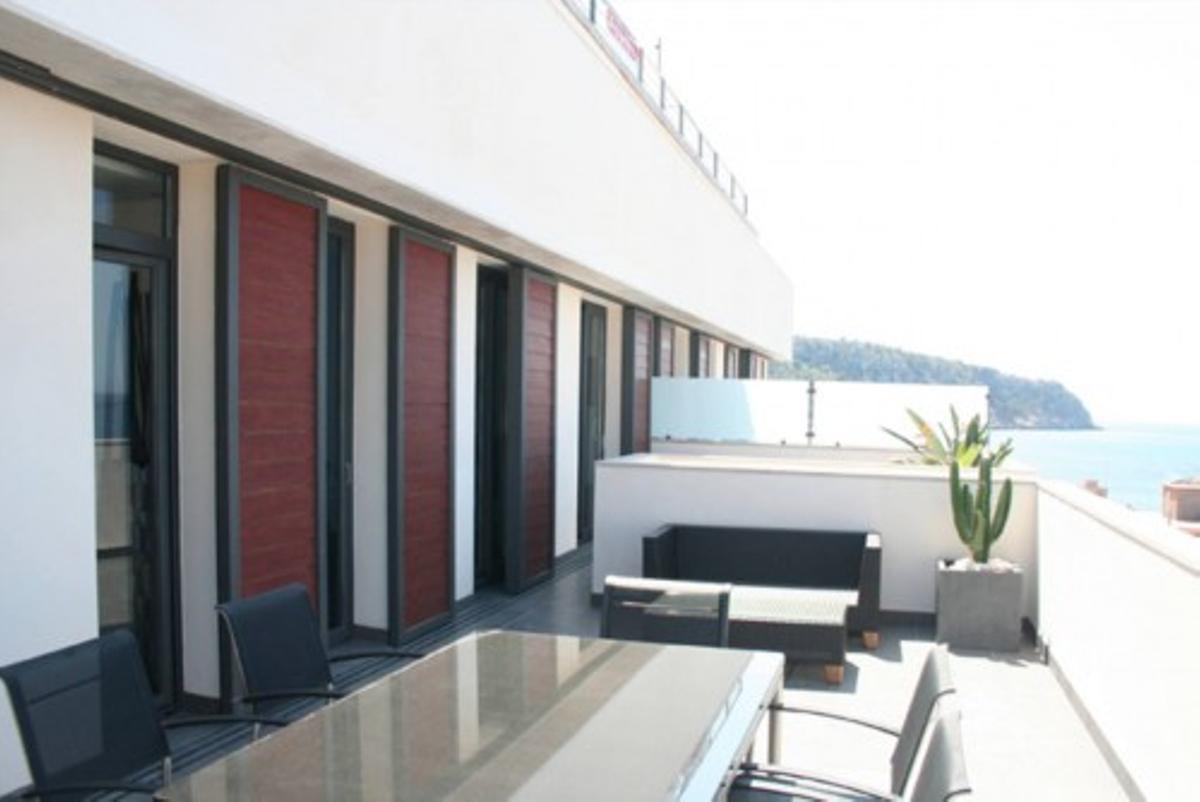 Espectacular casa plurifamiliar con solarium y piscina.