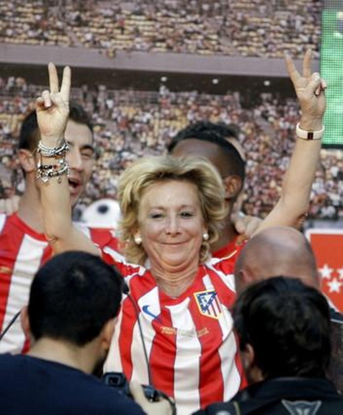 La presidenta de la Comunitat de Madrid, Esperanza Aguirre, fa el símbol de la victòria, el dia 10 de maig, durant la recepció de la institució madrilenya a l’Atlètic de Madrid després de guanyar la Lliga Europa. La presidenta de la Comunitat de Madrid, Esperanza Aguirre, fa el símbol de la victòria, el dia 10 de maig, durant la recepció de la institució madrilenya a l’Atlètic de Madrid després de guanyar la Lliga Europa.