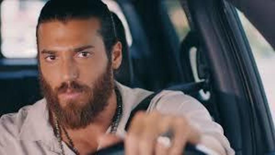 El zasca de Can Yaman, el protagonista de Erkenci Kus, ante una crítica