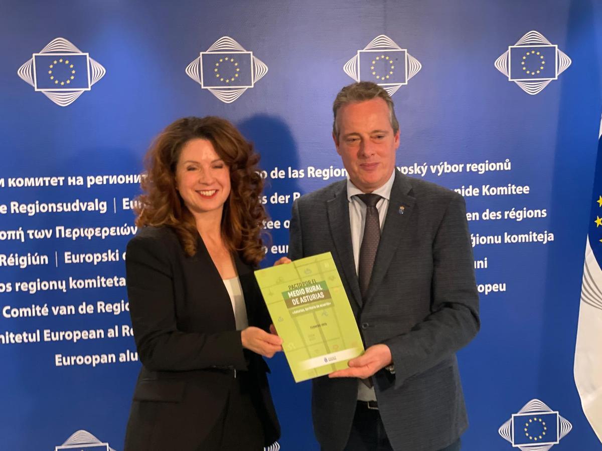 Tüttö y Marcos, en Bruselas, con el documento.