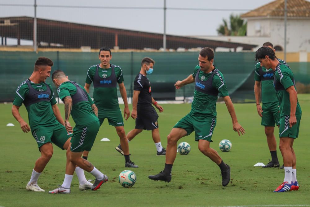 Se trata de su primer entrenamiento en este complejo deportivo para preparar el partido de mañana (22.00) en el Martínez Valero frente al Real Zaragoza.