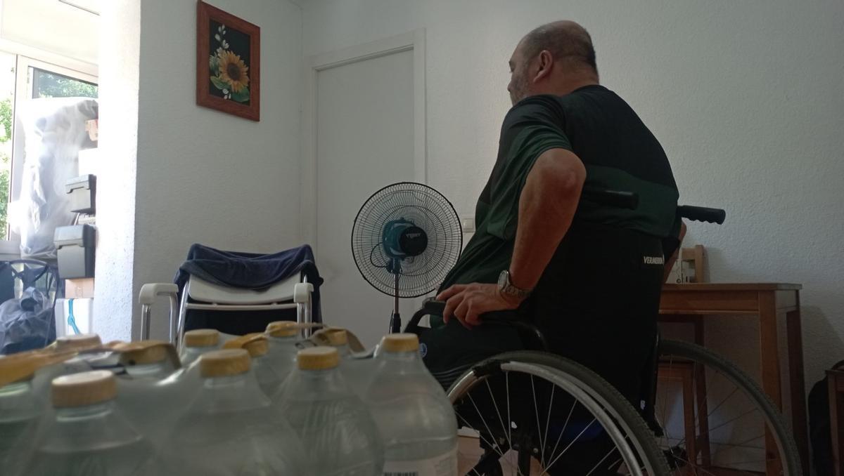 El inquilino de Dos Hermanas almacena agua mineral por sus problemas renales.