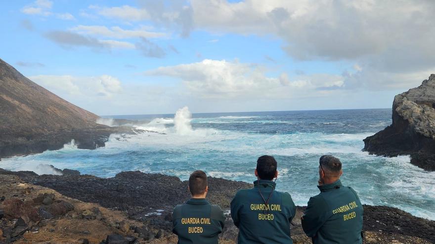 El estado del mar complica la búsqueda de los menores que pescaban en El Confital: «No pararemos hasta encontrarlos»