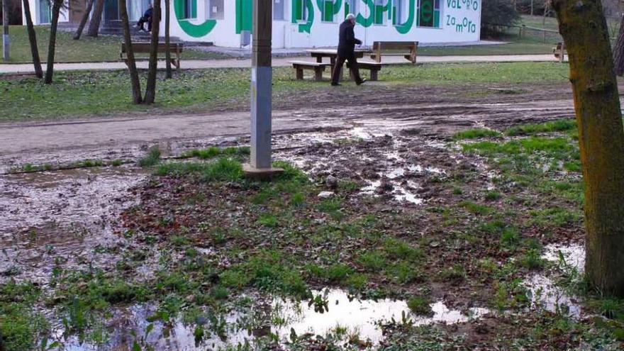 Varias fugas de agua encharcan distintos caminos de Valorio