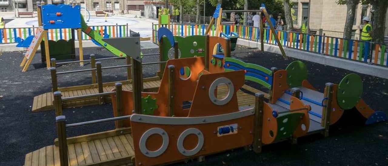 La zona dedicada a juegos infantiles estaba ya muy adelantada ayer en Alameda do Cruceiro. // Enzo Sarmiento