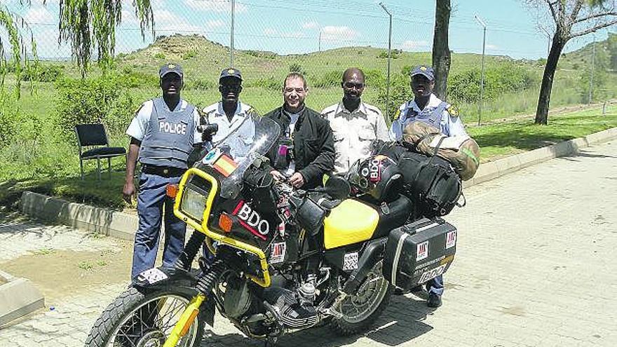 A la izquierda, el autor del reportaje, con varios policías sudafricanos. Junto a estas líneas, un hombre de la calle. A la derecha, una cebra en un espacio natural del país.