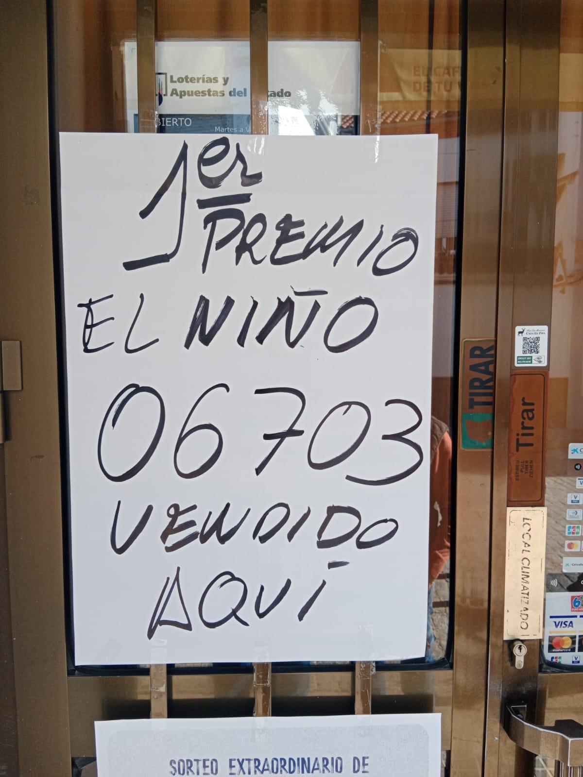 Puerta del bar El Pipa tras repartir el primer premio de la Lotería del Niño.