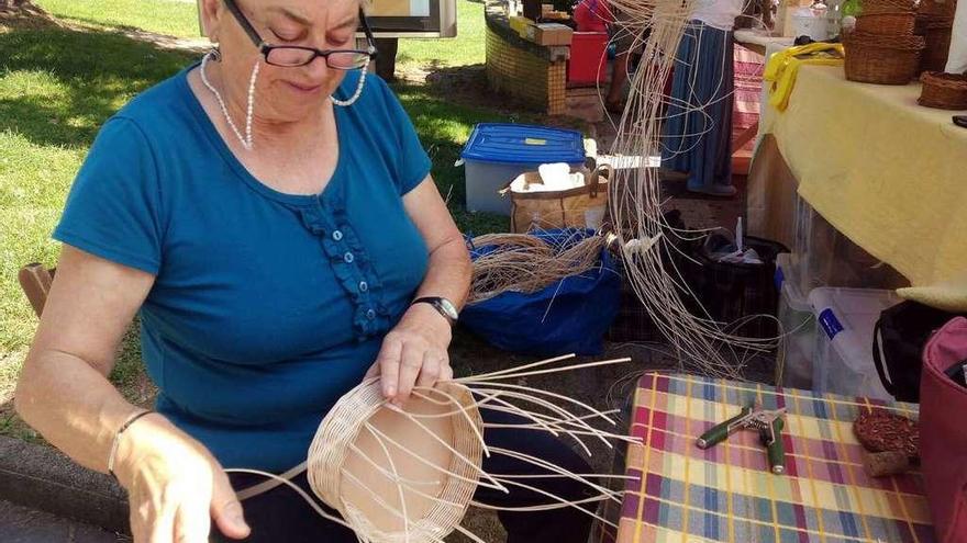 Olga, artesana del mimbre, ayer en su puesto en el Mercado de Santiago moscón.