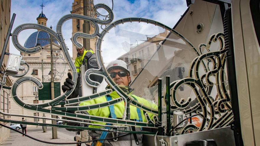 Los técnicos colocando las luces de Navidad en la plaza de España