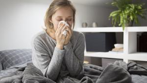 El frío hace que la mucosa de la nariz se seque y disminuya su función como barrera de entrada de virus.