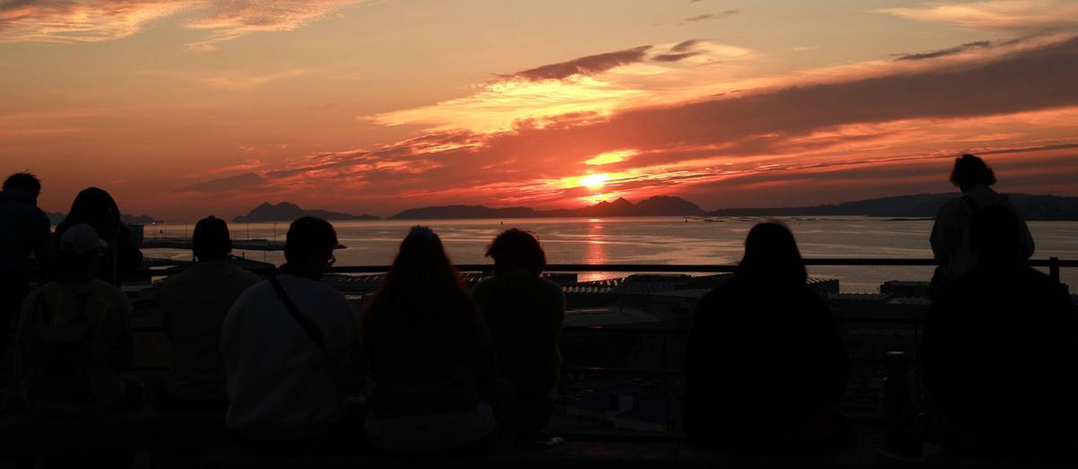 Puesta de sol en el Paseo de Alfonso XII, en Vigo, el pasado martes con decenas de espectadores