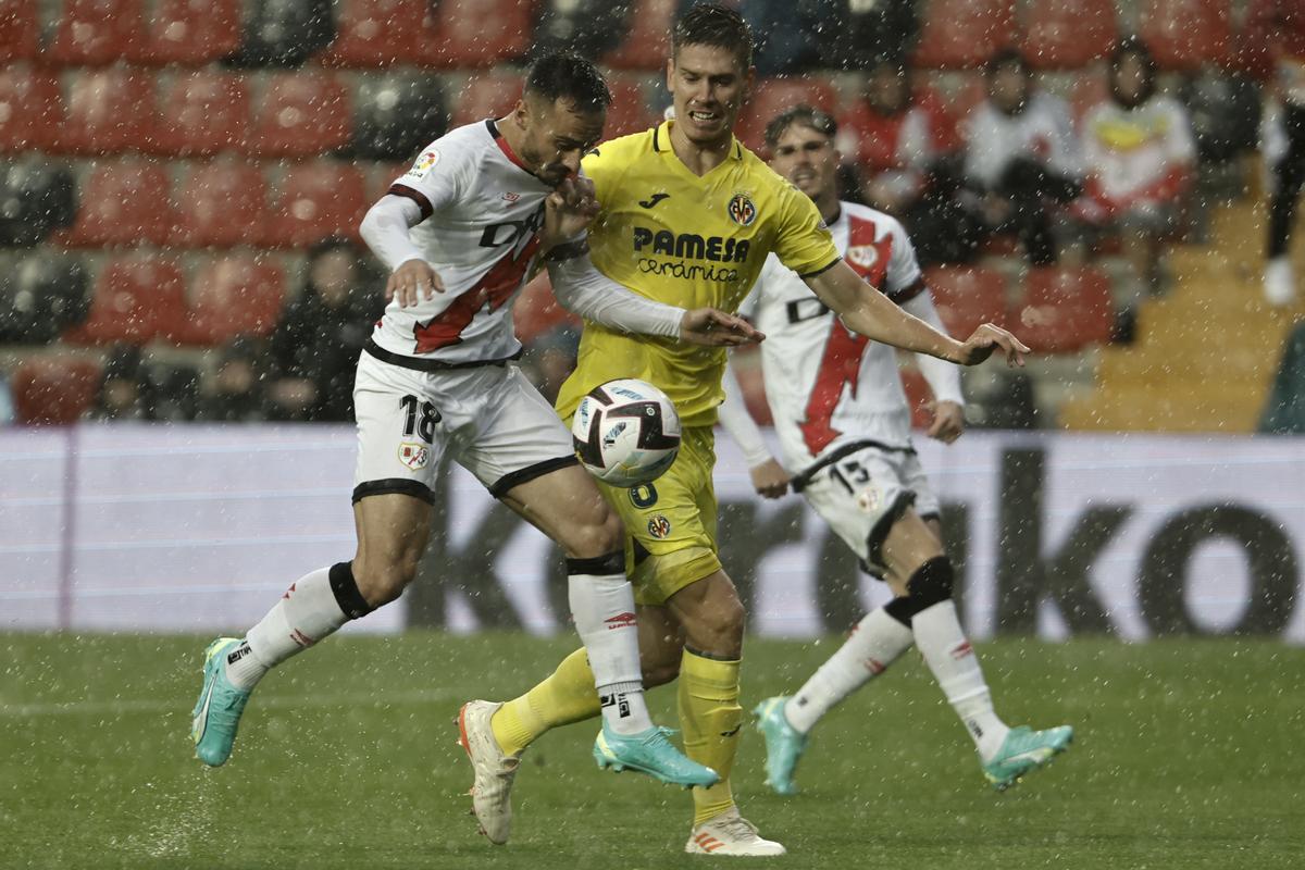 GRAF9023. MADRID (ESPAÑA), 28/05/2023.- El centrocampista del Rayo Vallecano Álvaro García (i) disputa una posesión ante Juan Foyth, defensa argentino del Villareal durante el partido correspondiente a la jornada 37 de LaLiga Santander y que disputan Rayo Vallecano y Villareal CF este domingo en el Campo de Fútbol de Vallecas (Madrid). EFE/ Sergio Perez